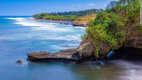 Bãi biển Balian: Cũng nổi tiếng với màu cát đen, Balian là địa điểm lý tưởng để tránh sự ồn ào, nhộn nhịp của Bali. Đây cũng là một nơi tuyệt vời để nhấm nháp một ly bia mát lạnh và ngắm hoàng hôn.