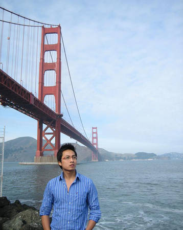 Anh Lâm chụp hình tại cầu Cổng Vàng (Mỹ).