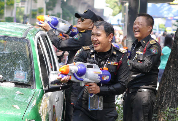 Cảnh sát Thái Lan cũng hào hứng tham gia lễ hội. Ảnh: Sarahmart1n
