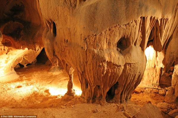 Cấu trúc thạch được hình thành sau hàng nghìn năm trong hang động La Grotte de St Marcel d’Ardèche.