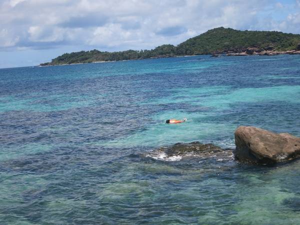 Khám phá, bơi lặn, tắm nắng, thư giãn trên hòn đảo mang vẻ đẹp hoang sơ như chưa từng có dấu chân con người.