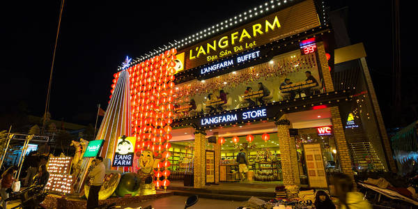 Từ đường Nguyễn Thị Minh Khai ngay chợ Đà Lạt, bạn có thể thấy L’angfarm Buffet, một cửa hàng được trang trí hoành tráng với những ánh đèn lung linh chiếu sáng cả một khu chợ đêm.