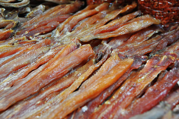 Khô cá lóc Biển Hồ cũng thu hút nhiều bà nội trợ bởi thịt khô mềm sau khi chế biến lại có hương vị thơm ngon rất phù hợp để chế biến mồi nhậu.