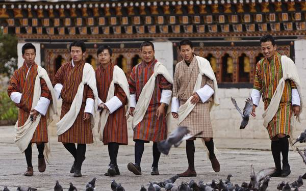 Ở Bhutan, nam giới bắt buộc phải mặc trang phục truyền thống Gho trong sinh hoạt hằng ngày.