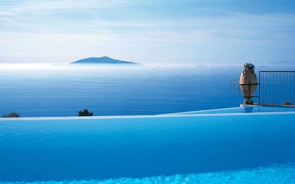 4. Tại The Caesar Augustus Hotel, bơi ở bể khách sạn mà cảm tưởng như đang vùng vẫy ngoài biển xanh vậy. 