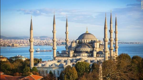 2. Istanbul, Thổ Nhĩ Kỳ: Với nền văn hóa độc đáo, ẩm thực hấp dẫn và các công trình kiến trúc cổ lộng lẫy, Istanbul là một trong những điểm đến đông khách nhất thế giới. Chợ Grand Bazaar ở Istanbul là một trong những chợ có mái che cổ và lớn nhất thế giới, trải rộng 61 con phố, với hơn 3.000 gian hàng, thu hút 250.000-400.000 du khách mỗi ngày. Ảnh: CNN.