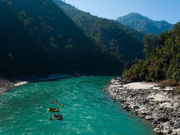 Karnali là dòng sông dài nhất Nepal, nơi du khách được thỏa sức thuê thuyền chèo và ngắm cảnh rừng cây xanh mướt với bãi cát trắng hai bên. 