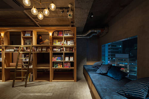 Book and Bed là sự kết hợp thông minh giữa nhà nghỉ và một thư viện đích thực. Nằm trên tầng 7 tại tòa nhà Lumiere, Ikebukuro, Tokyo, nhà nghỉ có 30 giường ngủ với 2 loại Standard và Compact, có nhà vệ sinh và phòng tắm dùng chung cùng nhiều ghế dài đọc sách ngoài hành lang.