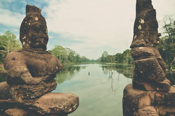 Những bức tượng trên cây cầu thuộc quần thể Angkor Thom.