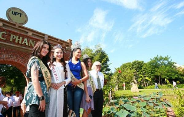 Đoàn “Hoa hậu trái đất” ngày 18/10/2010 đến thăm trường và giao lưu với sinh viên đã khen ngợi rằng: “Chúng tôi vô cùng bất ngờ!”.