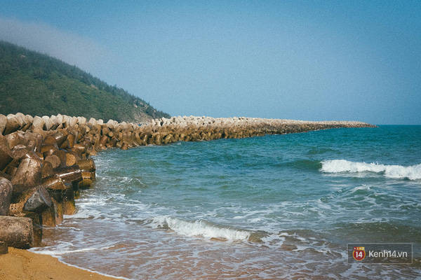 Nét đẹp của Biển Đề Gi với rừng dương liễu, đê chắn sóng, bãi cát dài và làn nước xanh mát