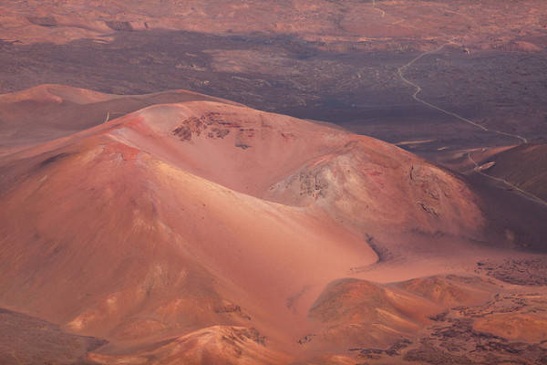 Đỉnh Haleakala Crater - một núi lửa lớn tạo nên hơn 75% đảo Maui của quần đảo Hawaiian.