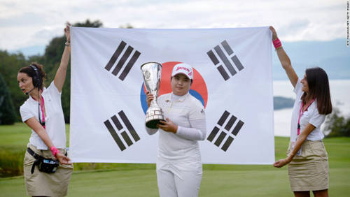 Tay golf nữ xuất sắc nhất Trên thế giới có 100 tay golf nữ xuất sắc nhất và Hàn Quốc soán đến 38 người. Trong top 10 thế giới thì Hàn Quốc nắm trong tay 4 người. Trong ảnh là nữ vận động viên chơi golf Inbee Park, người giành chiến thắng ngoạn mục trong giải đấu Evian Masters Golf 2012.
