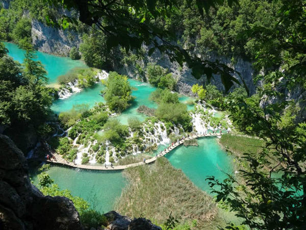 Cảnh tượng ngoan mục ở Plitvice Lakes, Croatia.