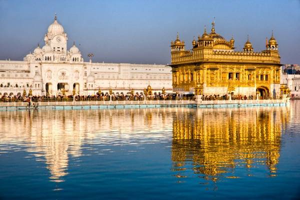 Ngôi chùa vàng của đạo Sikh nằm trên một hòn đảo nhân tạo ở Punjab, Ấn Độ. Trong chùa có Phòng Gương được trang trí với biểu tượng có hình dạng giống chiếc ô. Công trình được xây dựng vào thế kỷ 16 này có mái bằng vàng đính đá quý.