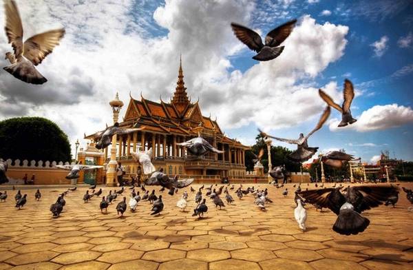 Cung điện Hoàng gia Campuchia là một trong những địa điểm tham quan mà du khách không thể bỏ qua khi đến Phnom Penh. Ảnh: ST