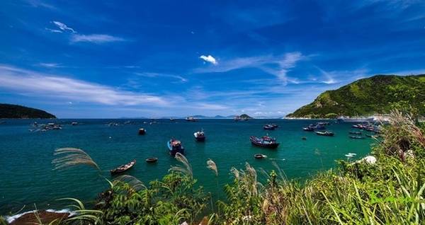 Nơi đây quyến rũ du khách nhờ khung cảnh thiên nhiên kỳ thú với núi, đảo, biển, bãi cát trắng mịn… Ảnh: Huynh Ba Long.