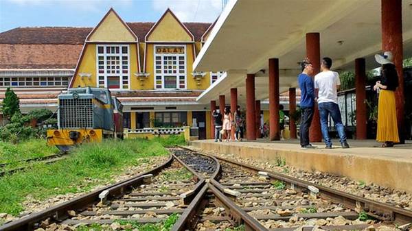 Hiện Đà Lạt có tuyến đường sắt du lịch Đà Lạt - Trại Mát dài 7km, khởi hành từ ga Đà Lạt (di tích lịch sử - văn hóa cấp quốc gia), được đưa vào hoạt động du lịch từ năm 1991 với tên gọi dịch vụ Dalat Plateau Rail Road, mỗi ngày có năm chuyến - 