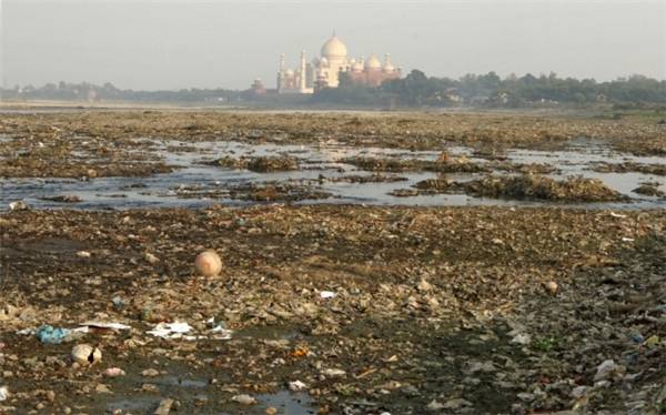 Đền Taj Mahal nhìn từ khu vực đồng trống, đầy rác. (Ảnh: Imgur)