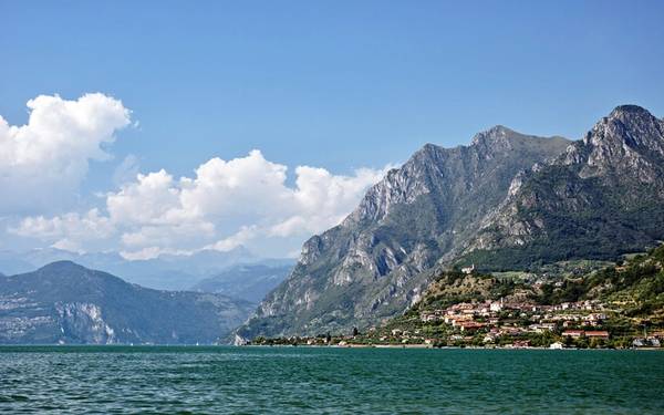 Khám phá hồ Garda, Italy: Garda là hồ nước lớn nhất Italy, có vai trò như cầu nối dãy Alps với phần còn lại của quốc gia xinh đẹp này. Bờ bắc có các ngôi làng cổ kính nhìn ra vùng hồ trải rộng. Một trong những nơi nghỉ chân đẹp nhất ở đây là Sirmione, với những tường lâu đài đã hàng trăm năm tuổi, những con phố hẹp dẫn ra mép nước. Du khách có thể trèo lên tháp canh để ngắm nhìn mái ngói, làn nước xanh biếc và các sườn núi phía xa. Ảnh: Roughguides.​