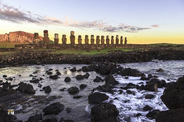 Khoảng 95% trong số 887 pho tượng Moai trên đảo Phục Sinh được tạc từ mỏ đá núi lửa Rano Raraku, nơi 394 Moai vẫn đứng sừng sững ngày nay. Một số khác được dựng sát bờ biển, mặt hướng vào hòn đảo mà theo người dân là để bảo vệ họ.