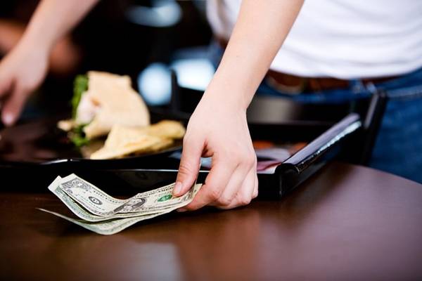Không trả tiền tip ở nhà hàng tại Nhật Bản: Không thêm tiền tip cho phục vụ sẽ khiến bạn nhận những ánh mắt khó chịu khi ở Mỹ. Tuy nhiên, ở Nhật Bản, việc trả thêm tiền bị coi là bất lịch sự vì phí dịch vụ đã có trong hóa đơn. Ảnh: Lifehacker.