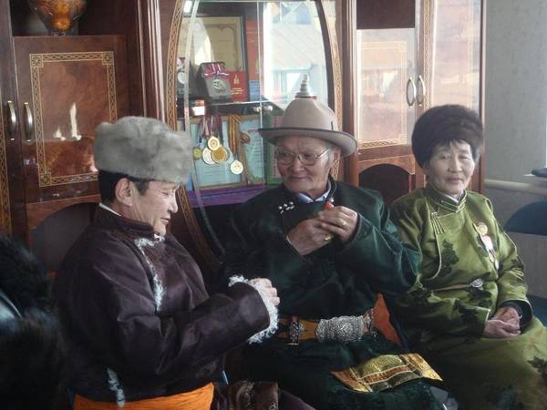 Mông Cổ: Lễ mừng năm mới ở Mông Cổ được gọi là Tsagaan, kéo dài 15 ngày. Người dân về nhà bên gia đình, tổ chức ăn uống với các món thịt cừu, bánh kẹo, há cảo và airag (sữa ngựa lên men). Ảnh: enkhbayar0330.