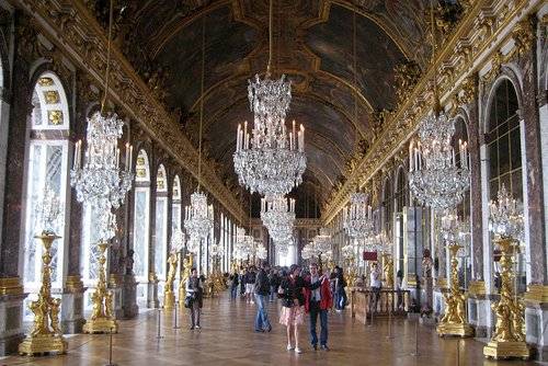 Bạn có thể đến thăm cung điện khác ít du khách hơn như Chantilly thay vì Versailles.