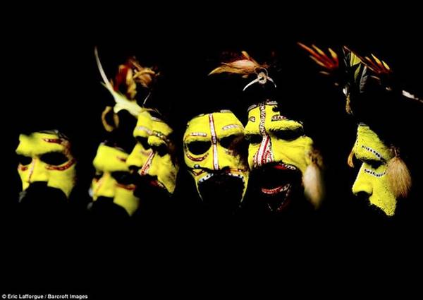 Những gương mặt biến hóa của người dân trong lễ hội Sing Sing, trên đỉnh Hagen, Papua New Guinea.
