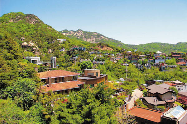 Khu Pyeongchang-dong còn được biết đến với cái tên "Beverly Hills" của Seoul.