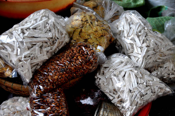 Hạt, củ sấy khô là mặt hàng thường thấy tại các quầy sạp.