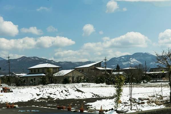 Rời Tokyo, trên đường lên phía bắc, chúng tôi ghé thăm làng cổ Oshino Hakkai, cách Tokyo chừng 100 km. Dù đã bước vào mùa xuân, thời tiết thất thường ở đây đã khiến tuyết rơi vào cuối tháng 3. Đó cũng là may mắn, khi được chứng kiến, ngắm tuyết trắng phủ khắp ngôi làng .