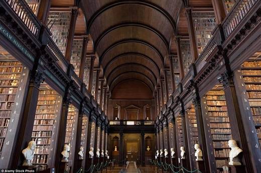 Được xây dựng từ năm 1712 đến 1732, phòng đọc lớn của thư viện trường đại học Trinity chứa hơn 200.000 quyển sách cũ có giá trị. (Nguồn: Daily Mail)