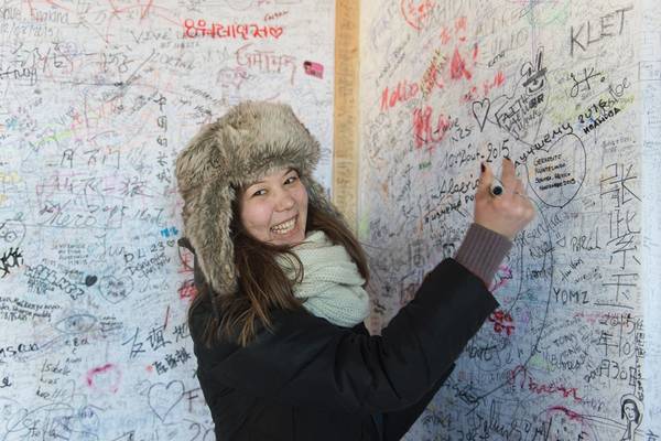 Cô gái người Nga ký tên lưu niệm tại Vạn Lý Trường Thành.
