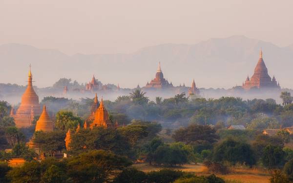 Ngắm bình minh ở Bagan, Myanmar: Cố đô Bagan của Myanmar nổi tiếng với vẻ đẹp thần tiên, với hàng nghìn đền chùa, bảo tháp rải rác khắp vùng, nhô lên giữa cây cối xanh tươi. Khi ánh bình minh lộng lẫy chiếu xuống Bagan, những khinh khí cầu đủ màu sắc lửng lơ trên làn sương mỏng. Du khách sẽ thấy choáng ngợp trước vẻ đẹp tưởng chừng như không có thật của vùng đất này. Ảnh: Roughguides.​