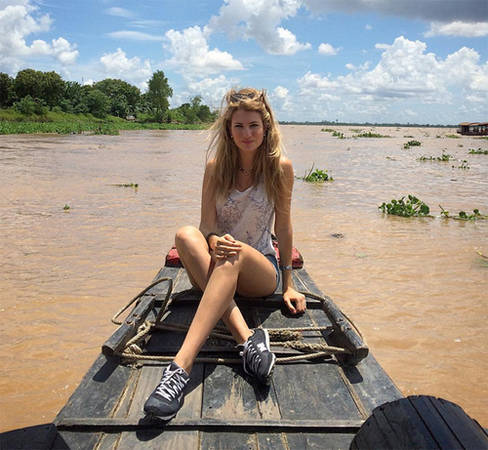 Cô cũng tới thăm miền Tây. Trong hình, người đẹp đi thuyền trên sông Mekong, khu vực Cái Bè, tỉnh Tiền Giang.