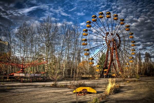 <strong>Thành phố ma Pripyat, </strong>Ukraine. Được lập ra vào năm 1970, đến khi xảy ra thảm họa hạt nhân Chernobyl, nơi đây bị bỏ hoang hoàn toàn. Đến đây lúc này, bạn sẽ thấy sự lạnh lẽo, chết chóc và hoàn toàn không có bóng dáng sự sống.