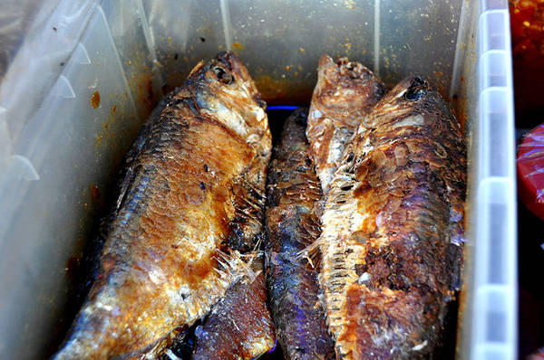 Mắm cá mòi, món ăn ngon cơm cũng được bày bán tại một số quần sạp. Cá làm mắm là loại cá tươi được đánh bắt tại các vùng biển miền Trung.