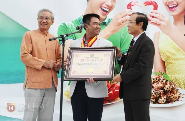 Du lich Vung Tau - Tiến sĩ Nguyễn Nhã (bìa trái) trao bằng chứng nhận kỷ lục Việt Nam cho đại diện ban tổ chức