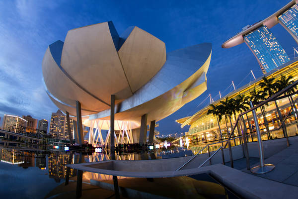 Với thiết kế được lấy cảm hứng từ hoa sen, bảo tàng Khoa học Nghệ thuật tại Marina Bay Sands là một điểm đến hàng đầu cho các cuộc triển lãm nổi tiếng nhất trên thế giới. Bảo tàng sở hữu 21 phòng trưng bày với các hiện vật “khủng” sẽ đưa khách tham quan có một trải nghiệm tương tác đầy sáng tạo. Ảnh: Shutter wide shut