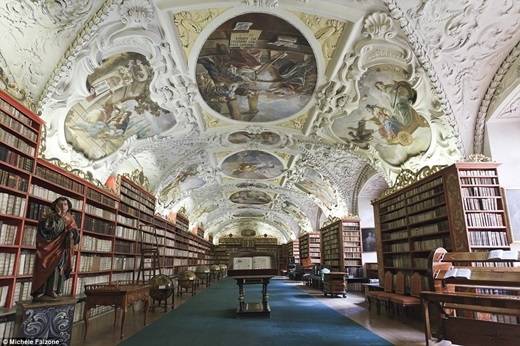 Hội trường Thần học bên trong thư viện Strahov ở Prague có thể làm bất cứ ai choáng ngợp vì sự lộng lẫy. (Nguồn: Daily Mail)