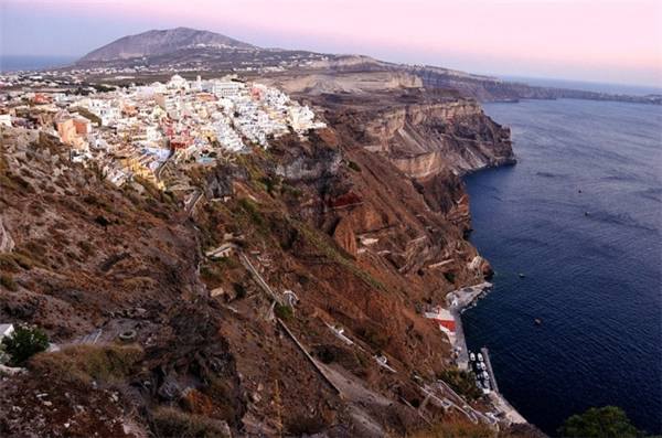  Nhưng Santorini thật cô độc và bé nhỏ bên bờ Địa Trung Hải. (Ảnh: Csilla Zelko)