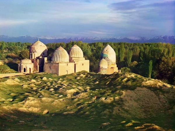Thánh đường Hồi giáo Shakh-i-Zindeh, ở Samarkand là nơi tập trung nhiều ngôi mộ và nhà nguyện đặc biệt dành cho phụ nữ dưới thời lãnh chúa Timur (còn được gọi là Tamerlane), người cai trị Trung Á từ năm 1370 đến 1405.