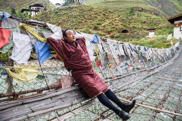 Trang phục truyền thống: Ở nhiều quốc gia, trang phục truyền thống thường rất được khách du lịch yêu thích vì nét văn hóa mà nó mang lại. Tại Bhutan, đàn ông thường mặc “gho”, loại áo choàng dài tới đầu gối còn phụ nữ mặc một loại áo không có tay, dài tới mắt cá chân thường gọi là “kira”. Cả hai loại trang phục này đều có một vị trí quan trọng trong cả công việc và đời sống của người dân Bhutan.