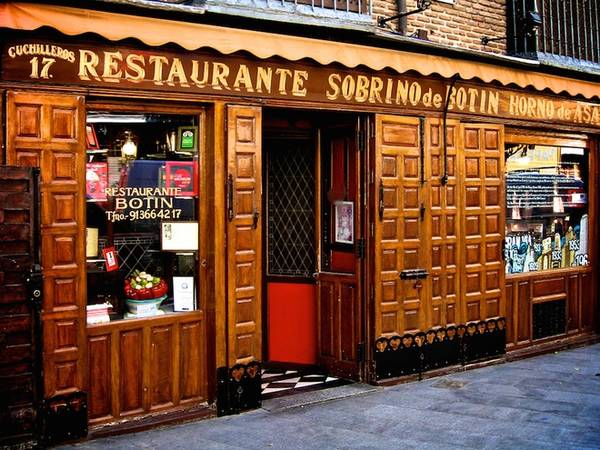 Sobrino de Botín được mệnh danh là nhà hàng lâu đời nhất thế giới theo sách kỷ lục Guinness. Nằm giữa trung tâm thủ đô Madrid, Tây Ban Nha, Botin mở cửa từ năm 1725 do đầu bếp người Pháp Jean Botin và vợ điều hành, phục vụ đồ ăn đậm chất Castilia, trong đó nổi tiếng nhất là thịt cừu nướng và lợn sữa quay giòn. Ảnh: Triip.me.