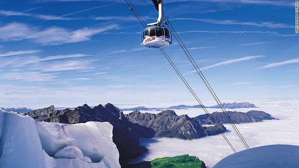 Núi Titlis là đỉnh cao nhất ở miền trung Thụy Sĩ. Titlis Rotair là xe cáp treo xoay vòng đầu tiên và lớn nhất thế giới