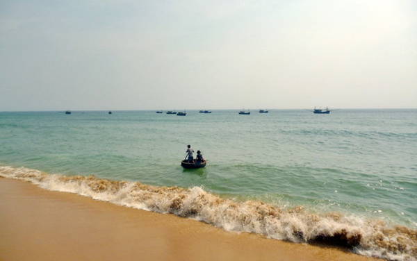 Biển, tàu cá nhỏ và những người ngư dân, nhìn từ phía chân ghềnh - Ảnh: Nguyễn Thành Giang