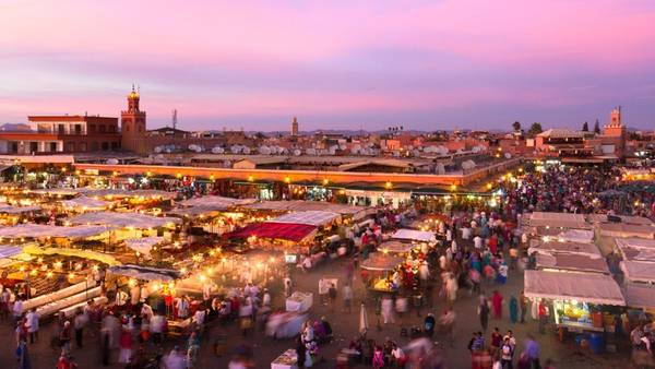 3. Marrakesh, Morocco: Marrakesh nằm ở phía tây Morocco, một trung tâm kinh tế lớn với vô vàn nhà thờ, cung điện, vườn tược... Thành cổ có từ thời đế chế Berber này khiến du khách có cảm giác như lạc về thời xưa cũ, giữa những con phố nhộn nhịp bày bán vải, đồ gốm, trang sức... Ảnh: Forbes.