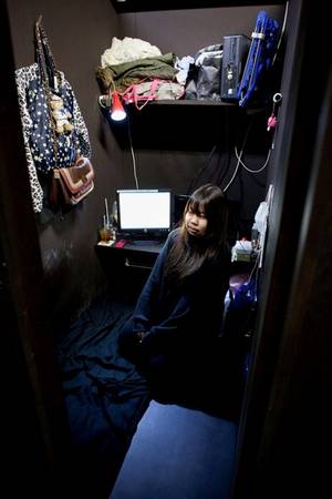 Lisa, 18 tuổi. Từng là nhân viên thu ngân ở Fukushima. Sau trận động đất và sóng thần năm 2011 cô và mẹ chuyển tới Tokyo sống. Họ đã sống tại quán cafe "vô gia cư" này hơn 1 năm. Cô đang cố gắng để có được một bằng tốt nghiệp cao học trực tuyến.