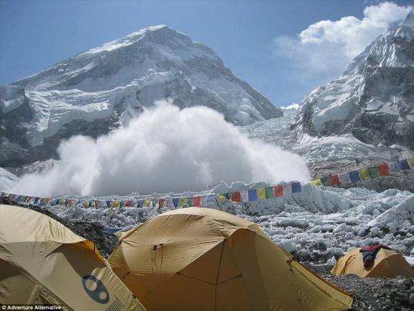 Gavin cũng cho hay: “Nếu cho rằng bỏ ra 70.000 USD có thể mua được sự an toàn thì bạn đã nhầm, bởi người hướng dẫn cũng chỉ là con người mà thôi. Everest là hành trình nguy hiểm cho cả những người giàu kinh nghiệm nhất”.